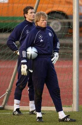 Torwart Oliver Kahn (re.) steht auch im Training vor Torwart Jens Lehmann (beide Deutschland) Fußball Herren Nationalmannschaft 2005, Nationalteam, Vorbereitung, Training, Gruppe Düsseldorf