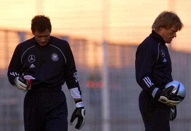 Torwart Jens Lehmann (li.) und sein Kontrahent Oliver Kahn (beide Deutschland) würdigen sich vor dem Licht der untergehenden Sonne keines Blickes Fußball Herren Nationalmannschaft 2005, Nationalteam, Training, Vorbereitung Gruppe Düsseldorf