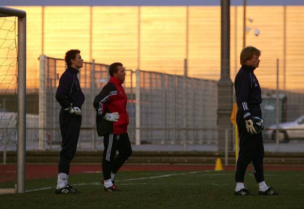 Die beiden Rivalen um den Platz im Tor Oliver Kahn (re.) und Jens Lehmann (li.) mit Torwarttrainer Andreas Köpke (alle Deutschland) vor dem Licht der untergehenden Sonne Fußball Herren Nationalmannschaft 2005, Nationalteam, Training, Vorbereitung Gruppe Düsseldorf