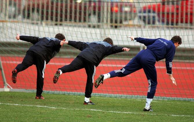 Paul Freier (li.), Bernd Schneider (Mitte) und Torwart Jens Lehmann (alle Deutschland) bei Gleichgewichtsübungen Fußball Herren Nationalmannschaft 2005, Nationalteam, Vorbereitung, Training, Gruppe Düsseldorf Komik,