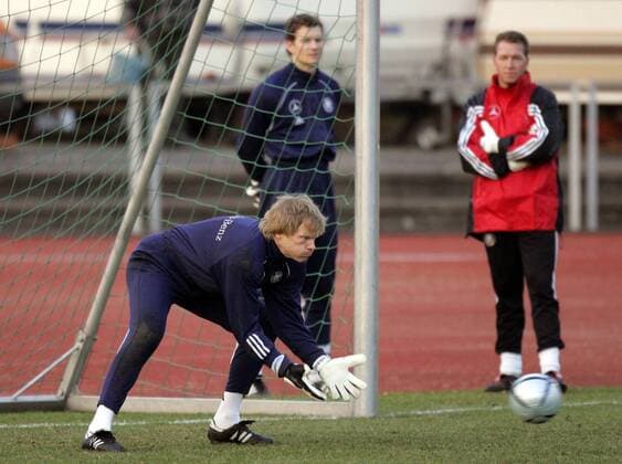 Torwart Oliver Kahn fixiert den Ball, beobachtet von seinem Kontrahenten Lehmann (Mitte) und Torwarttrainer Köpke (alle Deutschland, re.) Fußball Herren Nationalmannschaft 2005, Nationalteam, Training, Vorbereitung Gruppe Torwarttraining, Düsseldorf
