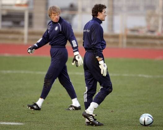 Torwart Oliver Kahn (li.) und sein Kontrahent Jens Lehmann (beide Deutschland) würdigen sich keines Blickes Fußball Herren Nationalmannschaft 2005, Nationalteam, Training, Vorbereitung Gruppe Düsseldorf
