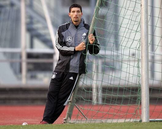 Kevin Kuranyi (Deutschland) lehnt sich an der Torstange an Fußball Herren Nationalmannschaft 2005, Nationalteam, Training, Vorbereitung Einzelbild Düsseldorf
