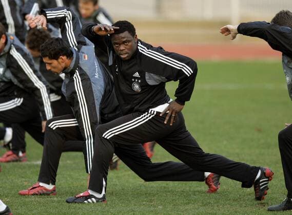 Gerald Asamoah (Deutschland) erwärmt sich Fußball Herren Nationalmannschaft 2005, Nationalteam, Training, Vorbereitung Gruppe Düsseldorf
