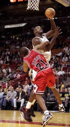 Shaquille O Neal (Miami, re.) - Wurf gegen Chris Duhon (Chicago) - !! (Icon53410207) Basketball Herren NBA 2004 2005, Miami Heat - Chicago Bulls 108:97, Vdig Gruppe Miami Dynamik, EDITORIAL USE ONLY