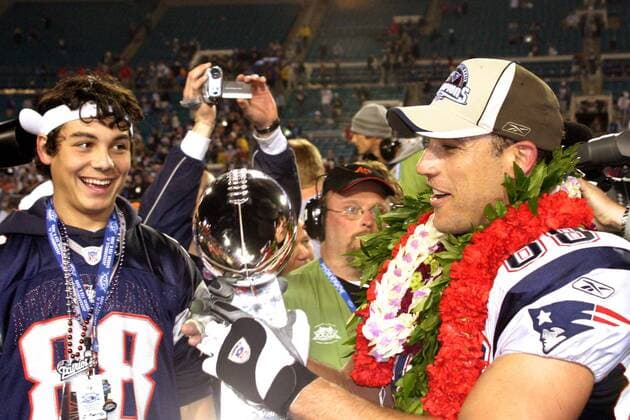 Tight End Christian Fauria (New England Patriots) feiert den Superbowlsieg und hält stolz die Vince Lombardi Trophäe in seinen Händen - (Icon5923102) American Football Herren NFL 2004 2005, SuperBowl, Super Bowl, Endspiel, Finale Einzelbild Jacksonville Freude, EDITORIAL USE ONLY