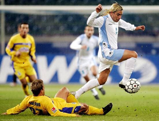 Marcelo Sosa (re., Uruguay) entwischt Markus Anfang (Duisburg) mit dem Ball Fußball Herren Freundschaftsspiel 2005, Test, Testspiel, Nationalmannschaft, Nationalteam, Nationaltrikot, Gruppe Duisburg Dynamik, Höhe,