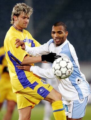 Holger Wehlage (li., Duisburg) gegen Mario Regueiro (Uruguay) Fußball Herren Freundschaftsspiel 2005, Test, Testspiel, Nationalmannschaft, Nationalteam, Nationaltrikot, Gruppe Duisburg Dynamik,