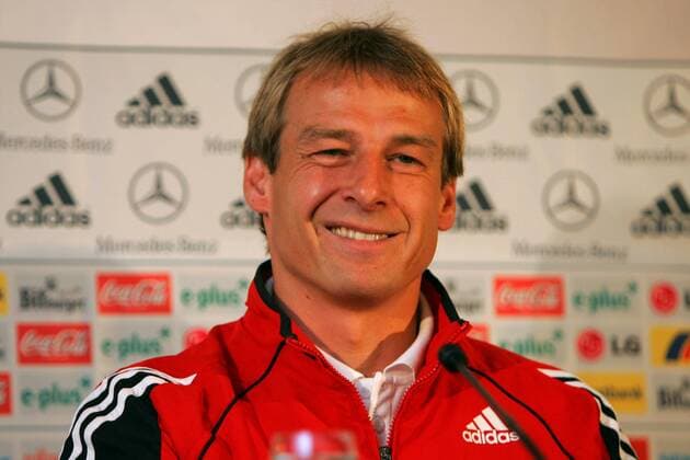 Bundestrainer Jürgen Klinsmann (Deutschland) lächelt gequält Fußball Herren Nationalmannschaft 2005, Nationalteam, Pressekonferenz, PK, Pressetermin Porträt Düsseldorf