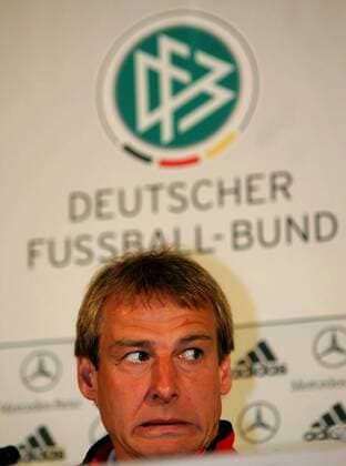 Bundestrainer Jürgen Klinsmann (Deutschland) blickt skeptisch drein Fußball Herren Nationalmannschaft 2005, Nationalteam, Pressekonferenz, PK, Pressetermin, Einzelbild Düsseldorf Skepsis,
