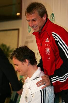 Bundestrainer Jürgen Klinsmann (re.) legt Torwart Jens Lehmann (beide Deutschland) freundschaftlich die Hände auf die Schultern Fußball Herren Nationalmannschaft 2005, Nationalteam, Pressekonferenz, PK, Pressetermin, Gruppe Düsseldorf Harmonie,
