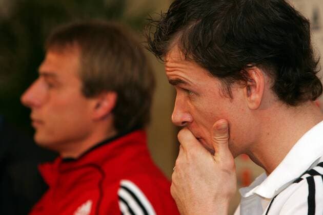 Torwart Jens Lehmann nachdenklich, li. Bundestrainer Klinsmann (beide Deutschland) Fußball Herren Nationalmannschaft 2005, Nationalteam, Pressekonferenz, PK, Pressetermin, Gruppe Düsseldorf Nachdenklichkeit,