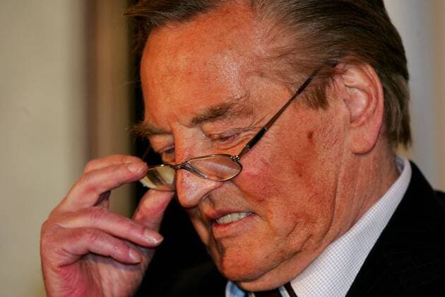 DFB Präsident Gerhard Mayer-Vorfelder (Deutschland) rückt seine Brille zurecht Fußball Herren Nationalmannschaft 2005, Nationalteam, Pressekonferenz, PK, Pressetermin, Porträt Düsseldorf