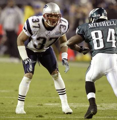 Safety Rodney Harrison (New England Patriots, li.) gegen Wide Receiver Freddie Mitchell (Philadelphia Eagles) - !! (Icon5923137) American Football Herren NFL 2004 2005, Super Bowl XXXIX, Superbowl, New England Patriots - Philadelphia Eagles 24:21 Gruppe Endspiel, Finale Jacksonville EDITORIAL USE ONLY