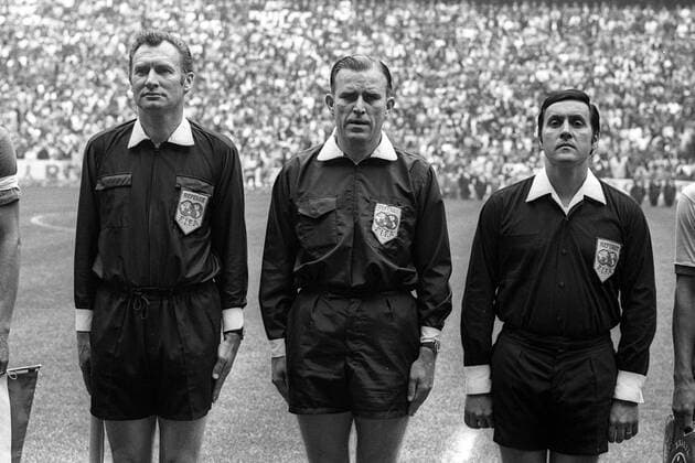 Das Schiedsrichtergespann vor dem WM Finale 1970: FIFA Schiedsrichter Rudi Glöckner (DDR, Mitte), Linienrichter Ruedi Scheurer (Schweiz, li.) und Linienrichter Angel Coerezza (Argentinien) Fußball WM Herren Weltmeisterschaft 1970, Nationalmannschaft, Nationalteam, Länderspiel, Finale, Endspiel Gruppe Mexico-City, Rudolf