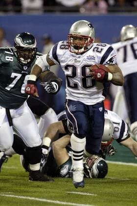 Running Back Corey Dillon (New England Patriots, re.) mit der Pille, dahinter Defensive Tackle Hollis Thomas (Philadelphia Eagles) - !! (Icon5923152) American Football Herren NFL 2004 2005, Super Bowl XXXIX, Superbowl, New England Patriots - Philadelphia Eagles 24:21 Gruppe Endspiel, Finale Jacksonville Dynamik, EDITORIAL USE ONLY