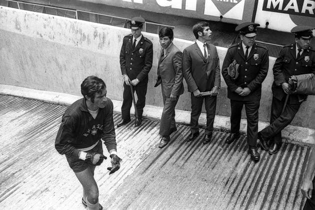 Torwart Felix (Brasilien, li.) kommt die Rampe zum Spielfeld hinauf, mexikanische Polizisten und Offizielle schauen zu Fußball WM Herren Weltmeisterschaft 1970, Nationalmannschaft, Nationalteam, Nationaltrikot, Länderspiel, Finale, Gruppe Mexico City