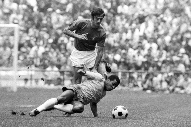 Jairzinho (Brasilien, vorn) wird von Angelo Domenghini (Italien) zu Fall gebracht Fußball WM Herren Weltmeisterschaft 1970, Nationalmannschaft, Nationalteam, Nationaltrikot, Länderspiel, Finale, Gruppe Mexico City Dynamik,
