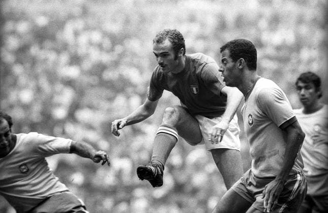 Sandro Mazzola (Italien, Mitte) zieht ab, Carlos Alberto (Brasilien) schaut zu Fußball WM Herren Weltmeisterschaft 1970, Nationalmannschaft, Nationalteam, Nationaltrikot, Länderspiel, Finale, Gruppe Mexico City Dynamik,