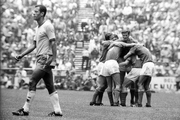 Freud und Leid: während Giacinto Facchetti (3.v.re.) und Mario Bertini (beide Italien, Mitte) mit ihren Kameraden den Ausgleich bejubeln, ist Carlos Alberto (Brasilien, li.) sichtlich enttäuscht Fußball WM Herren Weltmeisterschaft 1970, Nationalmannschaft, Nationalteam, Nationaltrikot, Länderspiel, Finale, Gruppe Mexico City Begeisterung, Freude, Enttäuschung,