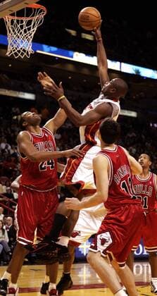 Dwyane Wade (Miami Heat, Mitte) gegen Othella Harrington (li.) und Kirk Hinrich (beide Chicago Bulls) - !! (Icon53410213) Basketball Herren NBA 2004 2005, Miami Heat - Chicago Bulls 108:97 Gruppe Miami Dynamik, EDITORIAL USE ONLY