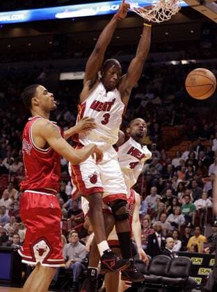 Dwyane Wade (Miami Heat, Mitte) - Dunking - !! (Icon53410205) Basketball Herren NBA 2004 2005, Miami Heat - Chicago Bulls 108:97 Gruppe Miami Dynamik, EDITORIAL USE ONLY