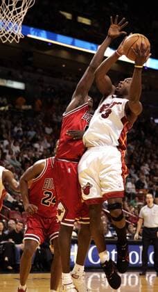 Dwyane Wade (Miami Heat, re.) gegen Eddy Curry (Chicago Bulls) - !! (Icon53410214) Basketball Herren NBA 2004 2005, Miami Heat - Chicago Bulls 108:97 Gruppe Miami Dynamik, EDITORIAL USE ONLY