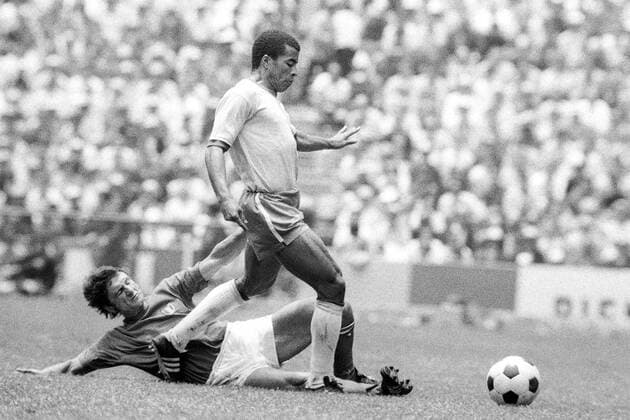 Jairzinho (Brasilien, re.) setzt sich gegen Tarcisio Burgnich (Italien) durch Fußball WM Herren Weltmeisterschaft 1970, Nationalmannschaft, Nationalteam, Nationaltrikot, Länderspiel, Finale, Gruppe Mexico City Dynamik, Kampf,