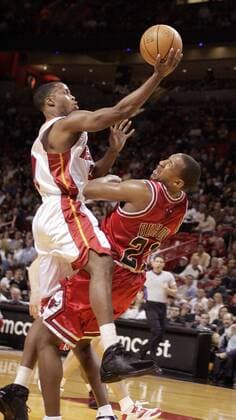 Damon Jones (Miami Heat, li.) gegen Chris Duhon (Chicago Bulls) - !! (Icon53410215) Basketball Herren NBA 2004 2005, Miami Heat - Chicago Bulls 108:97 Gruppe Miami Dynamik, Kampf, EDITORIAL USE ONLY