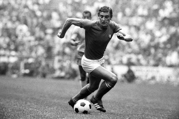 Luigi Riva (Italien) am Ball Fußball WM Herren Weltmeisterschaft 1970, Nationalmannschaft, Nationalteam, Nationaltrikot, Länderspiel, Finale, Einzelbild Mexico City Dynamik,