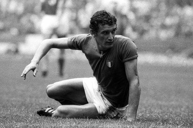 Luigi Riva (Italien) sitzt am Boden Fußball WM Herren Weltmeisterschaft 1970, Nationalmannschaft, Nationalteam, Nationaltrikot, Länderspiel, Finale, Einzelbild Mexico City