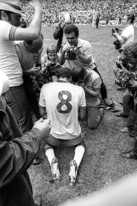 Gott sei Dank! Gerson (Brasilien) betet nach dem WM-Sieg umringt von Fotografen mit brasilianischen Fans Fußball WM Herren Weltmeisterschaft 1970, Nationalmannschaft, Nationalteam, Nationaltrikot, Länderspiel, Finale, Gruppe Mexico City, Sieg, Sieger, Weltmeister