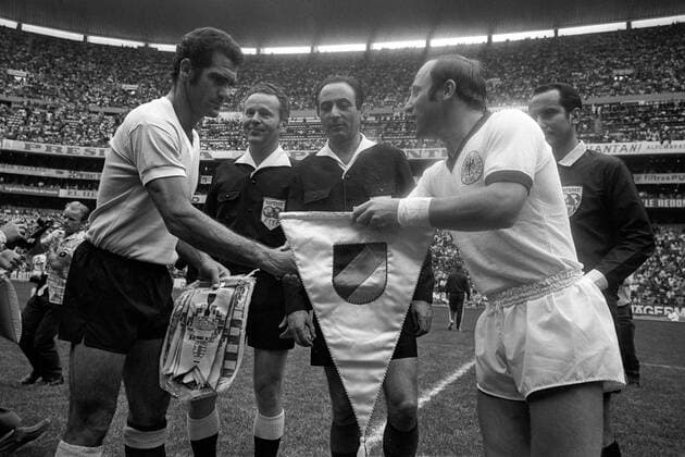 Begrüßung vor dem kleinen Finale, v.li.: Luis Ubina (Uruguay), Linienrichter Ferdinand Marschall (Österreich), Schiedsrichter Antonio Sbardella (Italien), Uwe Seeler (BR Deutschland) und Linienrichter Abel Aguilar Elizalde (Mexiko) Fußball WM Herren Weltmeisterschaft 1970, Nationalmannschaft, Nationalteam, Nationaltrikot, Spiel um Platz 3 Gruppe Mexico City Harmonie,