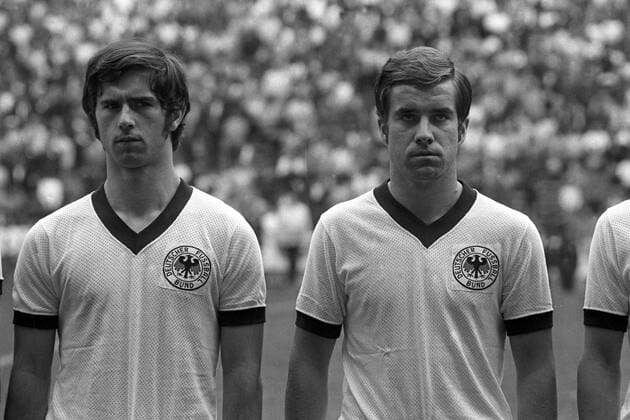 Gerd Müller (li.) und Bernd Patzke (beide BR Deutschland) während der Nationalhymne Fußball WM Herren Weltmeisterschaft 1970, Nationalmannschaft, Nationalteam, Nationaltrikot, Spiel um Platz 3 Gruppe Mexico City