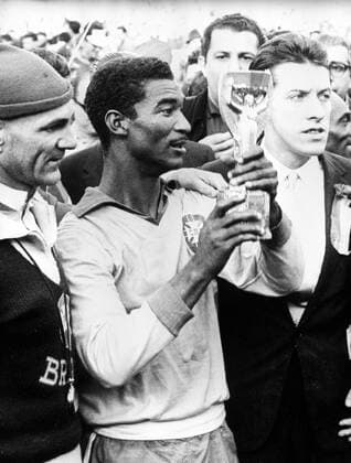 Waldir Pereira Didi (Brasilien) nach seinem zweiten WM-Triumph mit dem Coupe Jules Rimet Fußball WM Herren Weltmeisterschaft 1962, Nationalmannschaft, Nationalteam, Nationaltrikot, Finale, Endspiel Gruppe Santiago de Chile Freude,