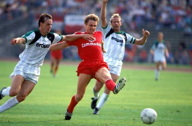 Roland Wohlfarth (Mitte, Bayern) gegen Frantisek Straka (li.), dahinter Hans Günter Bruns (beide Gladbach) Fußball 1. BL Herren DEUTSCHSPRACHIGE SPORTZEITSCHRIFTEN UND -ZEITUNGEN NUR NACH RÜCKSPRACHE, Saison 1988 1989 Gruppe München Dynamik,