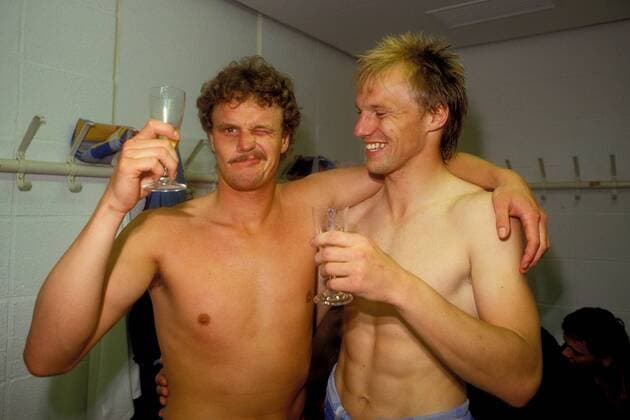 Fußball, FC Bayern München, Deutscher Meister 1987 Roland Wohlfarth (li.) und Hans Pflügler (beide Bayern) feiern die vorzeitige Deutsche Meisterschaft - na dann prost! Fußball 1. BL Herren Saison 1986 1987, FC Bayern München, Porträt München Freude,