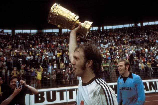 Gert Trinklein (Frankfurt) mit dem DFB Pokal auf der Ehrenrunde Fußball 1. BL Herren DFB Pokal 1974 1975, Pokalspiel, Eintracht Frankfurt, Finale, Endspiel, Pokalendspiel, Pokalfinale Einzelbild Hannover Freude,