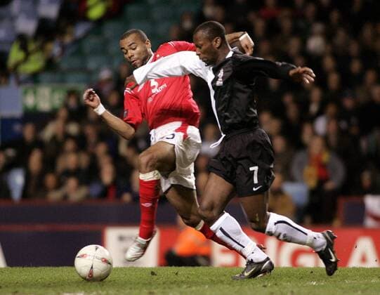 Ashley Cole (England, li.) gegen Romeo Castelen (Niederlande) -  Fußball Länderspiel Herren Freundschaftsspiel 2005, Länderspiel, Test, Testspiel, Nationalmannschaft, Nationalteam, Vdig Gruppe Birmingham Dynamik,