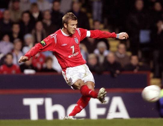 David Beckham (England) zieht ab -  Fußball Länderspiel Herren Freundschaftsspiel 2005, Länderspiel, Test, Testspiel, Nationalmannschaft, Nationalteam, Vdig Einzelbild Birmingham Dynamik,