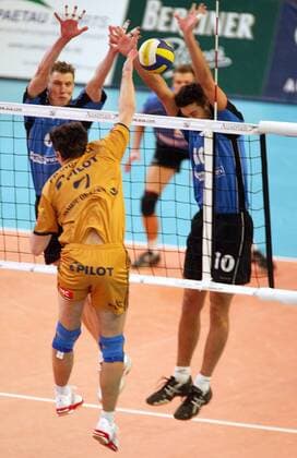 Felix Fischer (li.) und Sebastian Prüsener (re., beide SCC Berlin) - Doppelblock gegen Sebastien Frangolacci (Paris) Volleyball EC 1 Herren Champions League 2004 2005, SC Charlottenburg Berlin - Paris Volley 1:3 Gruppe Berlin Dynamik,