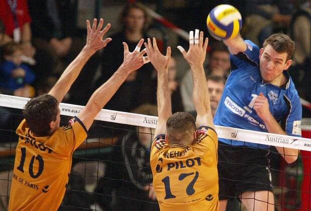 Marko Liefke (SCC Berlin, re.) - Schmetterschlag gegen Jiri Novak (li.) und Christian Strehlau (beide Paris) Volleyball EC 1 Herren Champions League 2004 2005, SC Charlottenburg Berlin - Paris Volley 1:3 Gruppe Berlin Dynamik, Abwehr