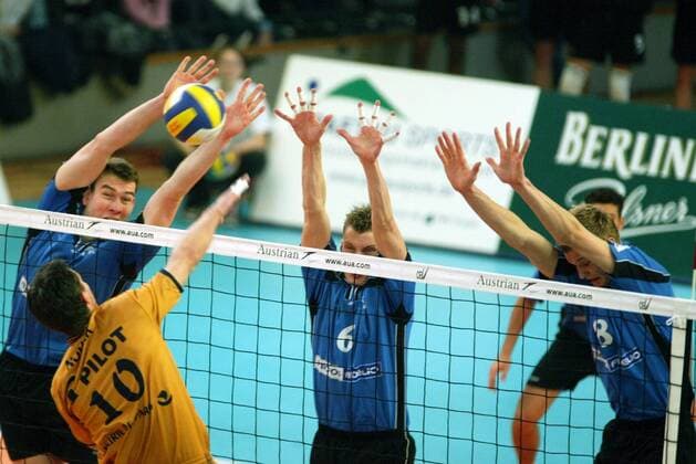 V.re.: Robert Kromm, Felix Fischer und Marko Liefke (alle SCC Berlin) - Dreierblock gegen Jiri Novak (Paris) Volleyball EC 1 Herren Champions League 2004 2005, SC Charlottenburg Berlin - Paris Volley 1:3 Gruppe Berlin Dynamik, Abwehr