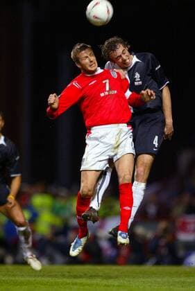 David Beckham (England, li.) gegen Joris Mathijsen (Niederlande) -  - Fußball Länderspiel Herren Freundschaftsspiel 2005, Länderspiel, Test, Testspiel, Nationalmannschaft, Nationalteam, Vdig Gruppe Birmingham Dynamik,