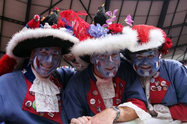 Die französischen Fans haben sich im Stile Napoleons verkleidet und verbreiten gute Laune Fußball EM Herren Euro 2004, Europameisterschaft, Länderspiel, Nationalmannschaft, Nationalteam, Frankreich Gruppe Gruppe B Coimbra Freude,