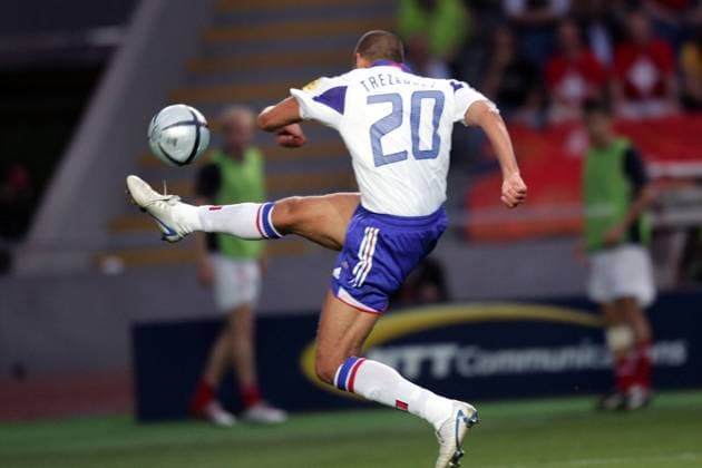 David Trezeguet (Frankreich) zieht volley ab Fußball EM Herren Euro 2004, Europameisterschaft, Länderspiel, Nationalmannschaft, Nationalteam, Nationaltrikot Einzelbild Coimbra Dynamik, Höhe