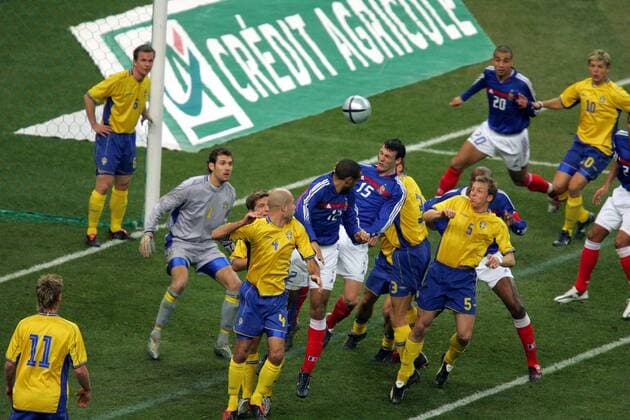 Strafraumszene Frankreich - Schweden: Torwart Andreas Isaksson (Schweden) steht äußerst schlecht und kann den Luftkampf nur noch gespannt verfolgen ohne einzugreifen Fußball Länderspiel Herren Länderspiel 2005, Freundschaftsspiel, Test, Testspiel, Nationalmannschaft, Nationalteam, Vdig Totale pan8251 Paris, St. Denis, Saint Dynamik, Abwehr, Spannung,