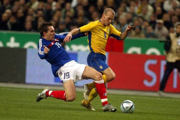 Gael Givet (li., Frankreich) gegen Fredrik Ljungberg (Schweden) Fußball Länderspiel Herren Länderspiel 2005, Freundschaftsspiel, Test, Testspiel, Nationalmannschaft, Nationalteam, Vdig Gruppe pan8257 Paris, St. Denis, Saint Dynamik, Kampf,