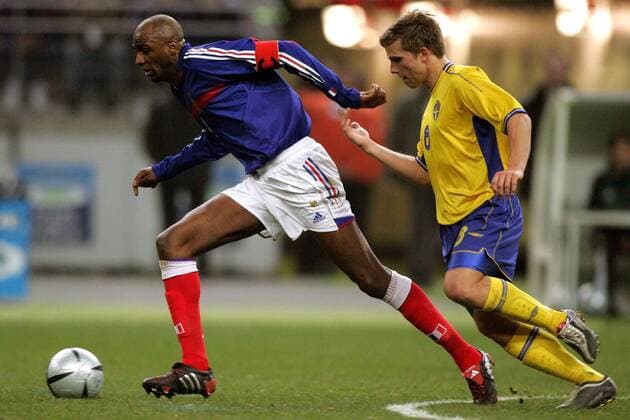 Patrick Vieira (li., Frankreich) gegen Anders Svensson (Schweden) Fußball Länderspiel Herren Länderspiel 2005, Freundschaftsspiel, Test, Testspiel, Nationalmannschaft, Nationalteam, Vdig Gruppe pan8260 Paris, St. Denis, Saint Dynamik,