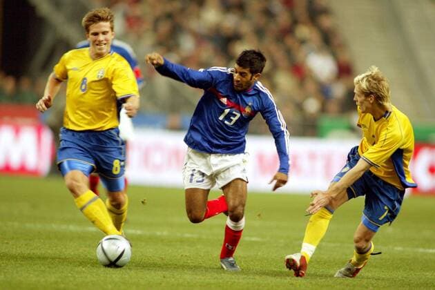 Vikash Dhorasoo (Mitte, Frankreich) gegen Anders Svensson (li.) und Christian Wilhelmsson (beide Schweden) Fußball Länderspiel Herren Länderspiel 2005, Freundschaftsspiel, Test, Testspiel, Nationalmannschaft, Nationalteam, Vdig Gruppe pan8252 Paris, St. Denis, Saint Dynamik,